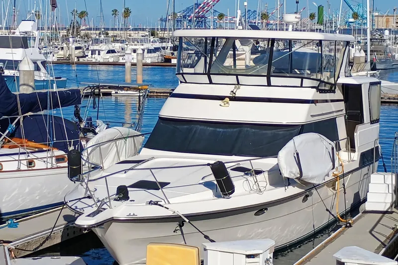 Slide: The Image of 1988 Vantare 46' in slip - 2