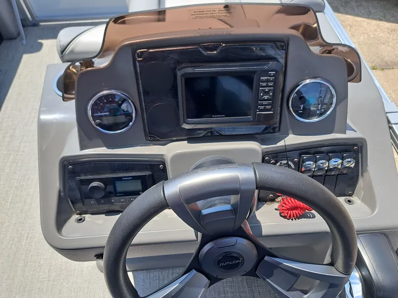 Slide: The Image of Avalon VNT VRB21 2026 dashboard with Garmin navigation system. - 20