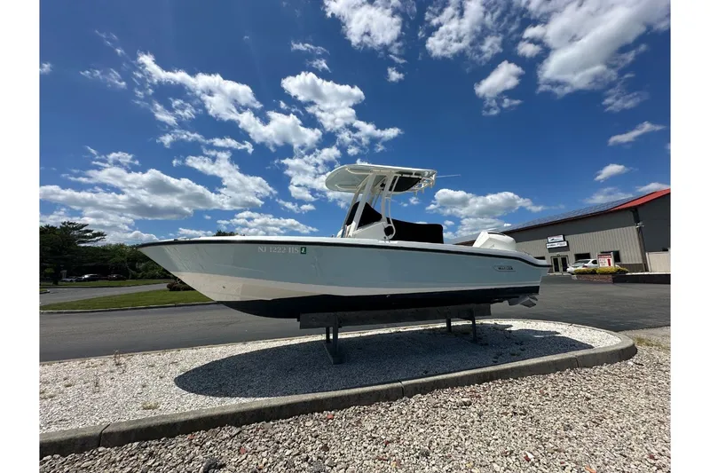 Slide: The Image of Boston Whaler 220 Dauntless 2023 - 0