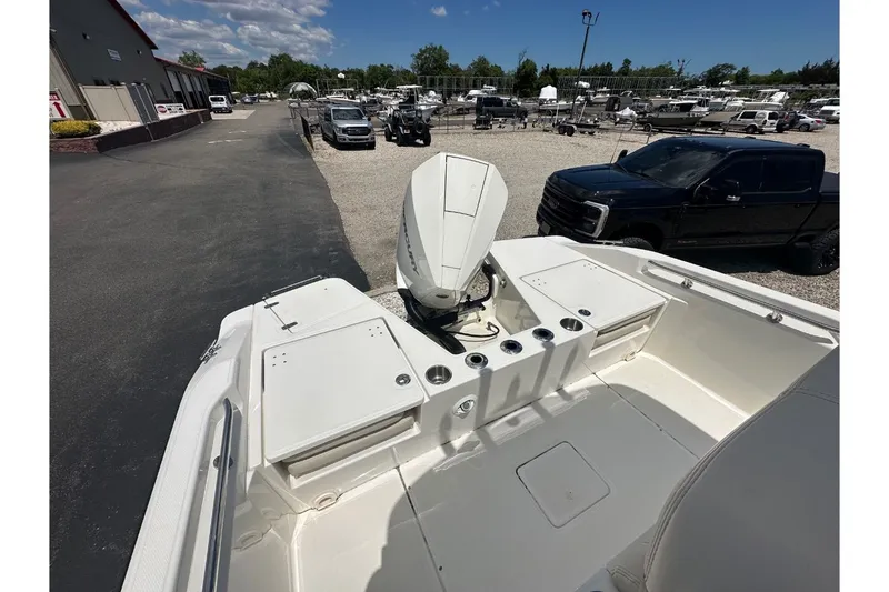 Slide: The Image of Boston Whaler 220 Dauntless 2023 - 2