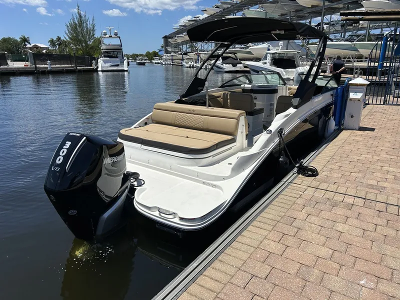 Slide: The Image of Sea Ray 270 SDX OB 2024 - 16