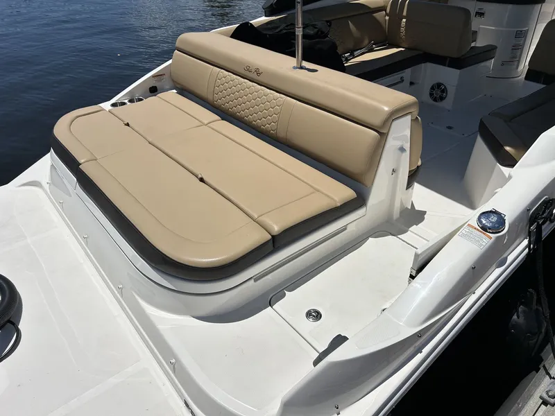 Slide: The Image of Sea Ray 270 SDX OB 2024 - 17
