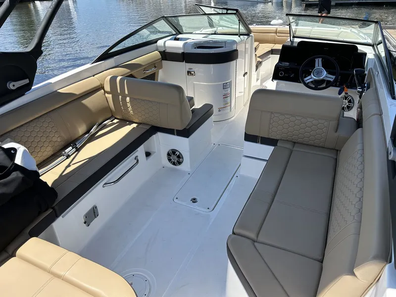 Slide: The Image of Sea Ray 270 SDX OB 2024 - 19