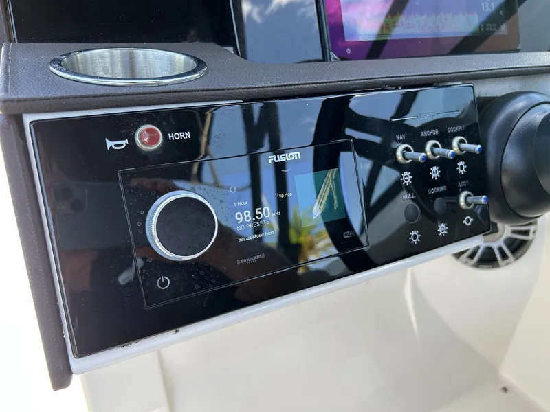 Slide: The Image of Sea Ray 270 SDX OB 2024 - 25