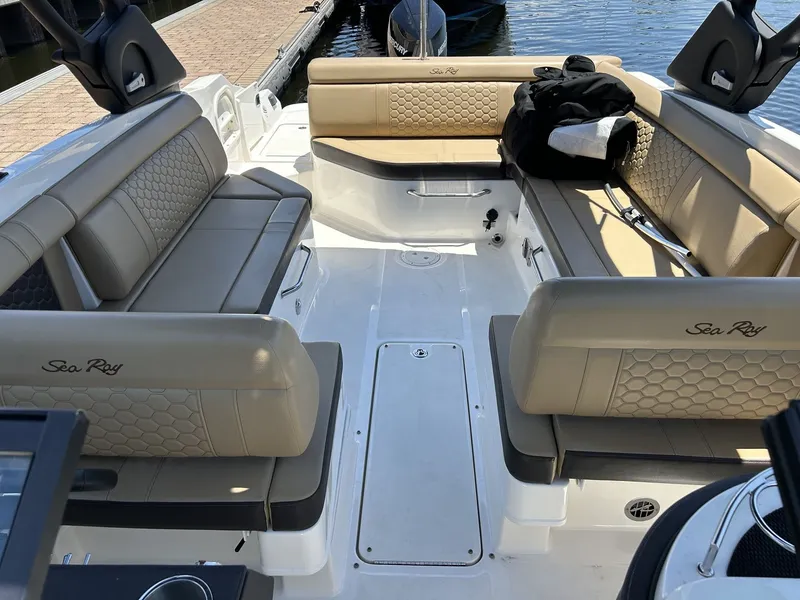 Slide: The Image of Sea Ray 270 SDX OB 2024 - 29