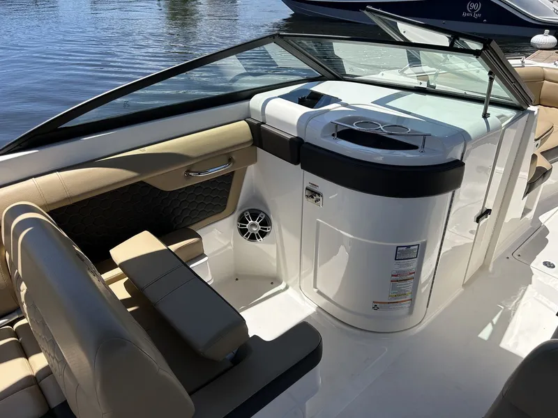 Slide: The Image of Sea Ray 270 SDX OB 2024 - 33