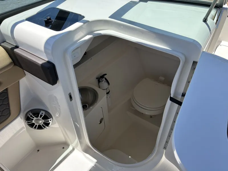 Slide: The Image of Sea Ray 270 SDX OB 2024 - 34