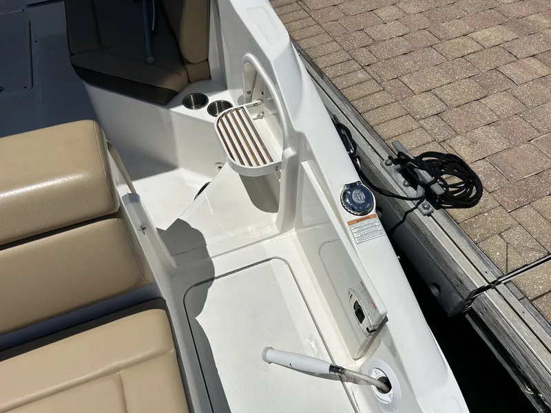 Slide: The Image of Sea Ray 270 SDX OB 2024 - 40