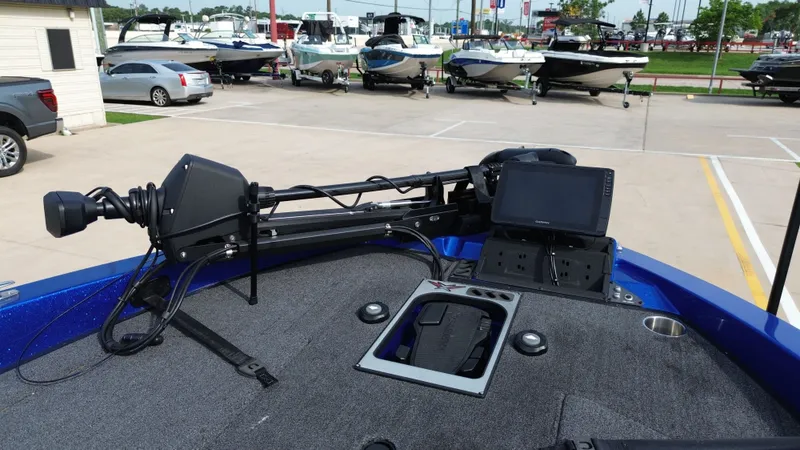 Slide: The Image of 2025 Vexus DVX22S boat with advanced electronics and control systems. - 33