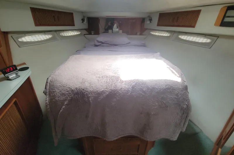 Slide: The Image of Private Master w full size Island Bed - 13
