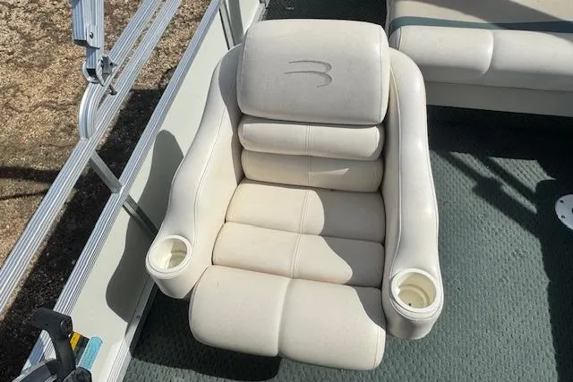 Slide: The Image of White cushioned seat with cup holders on a 2002 Bennington 2575RL I/O boat. - 10