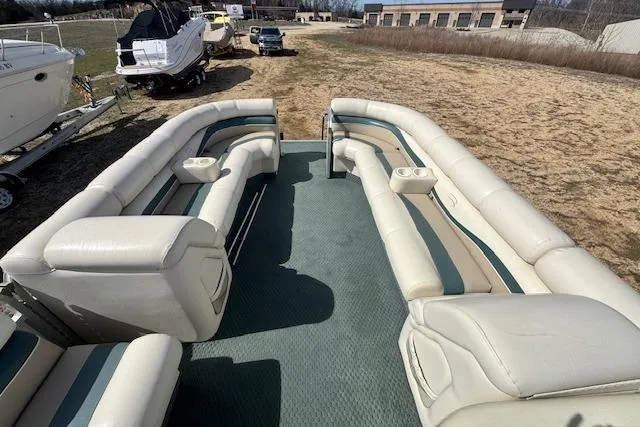 Slide: The Image of 2002 Bennington 2575RL I/O pontoon boat with spacious seating and cup holders. - 21