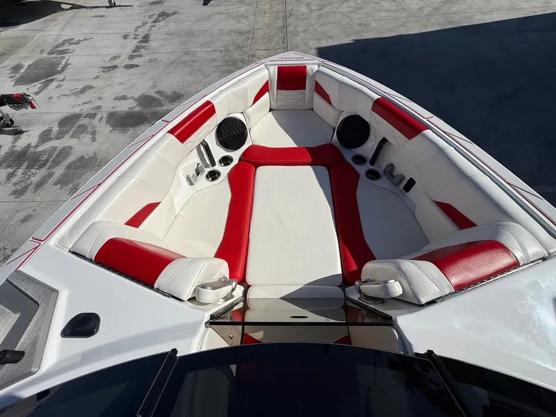Slide: The Image of Malibu Wakesetter 25 LSV 2022 - 14