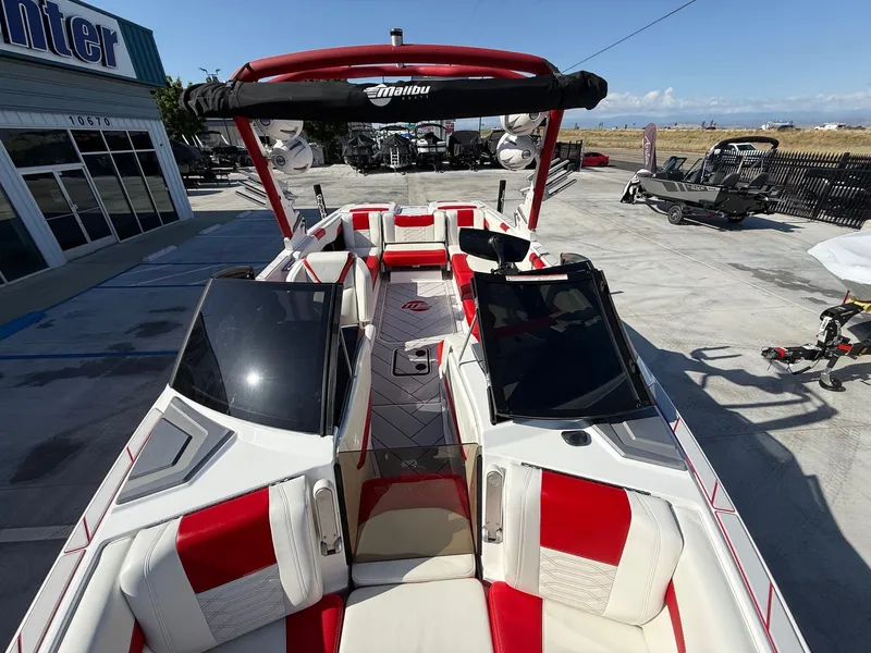 Slide: The Image of Malibu Wakesetter 25 LSV 2022 - 15