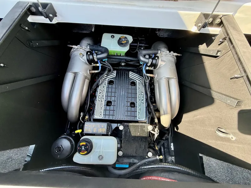 Slide: The Image of Malibu Wakesetter 25 LSV 2022 - 16