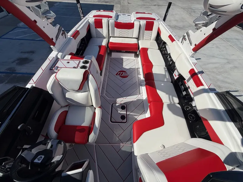 Slide: The Image of Malibu Wakesetter 25 LSV 2022 - 17