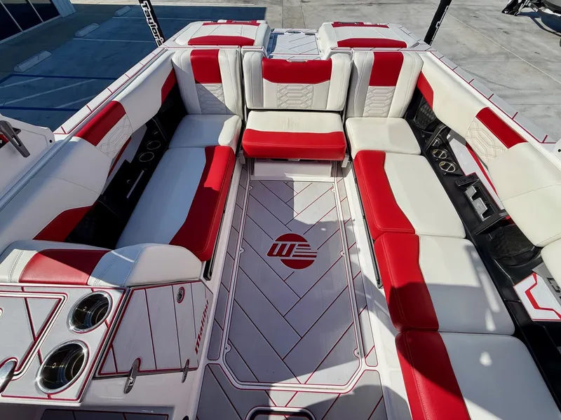 Slide: The Image of Malibu Wakesetter 25 LSV 2022 - 19