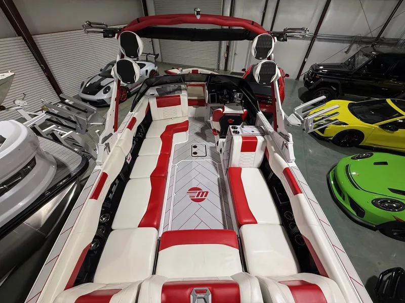 Slide: The Image of Interior of 2022 Malibu Wakesetter 25 LSV with luxurious features. - 7