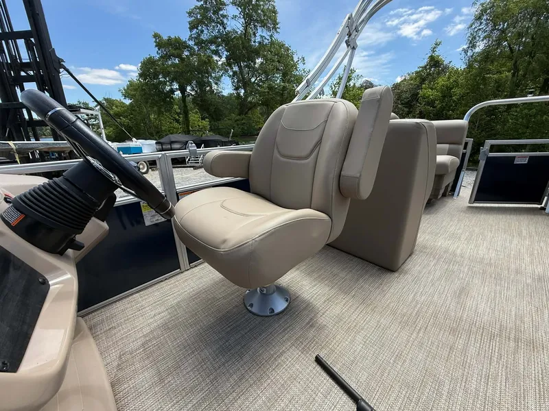 Slide: The Image of 2023 SunChaser Vista 22 LR boat with beige captain's chair. - 20