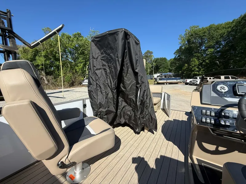 Slide: The Image of Interior of a 2026 Starcraft SLS-1 R boat. - 11