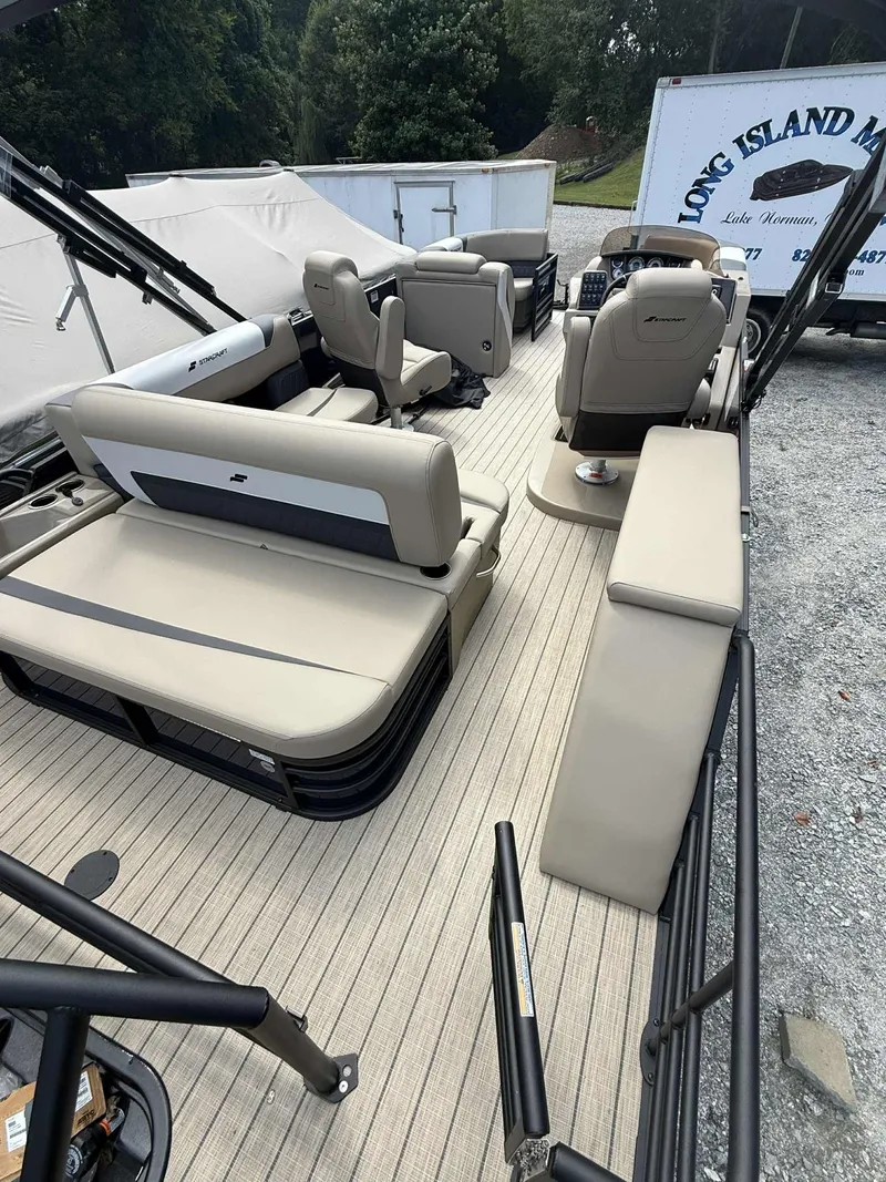 Slide: The Image of Interior of the 2025 Starcraft SLS 3 Q DH pontoon boat. - 10