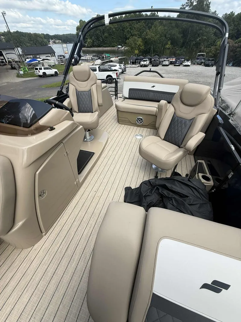 Slide: The Image of Interior of 2025 Starcraft SLS 3 Q DH pontoon boat. - 9
