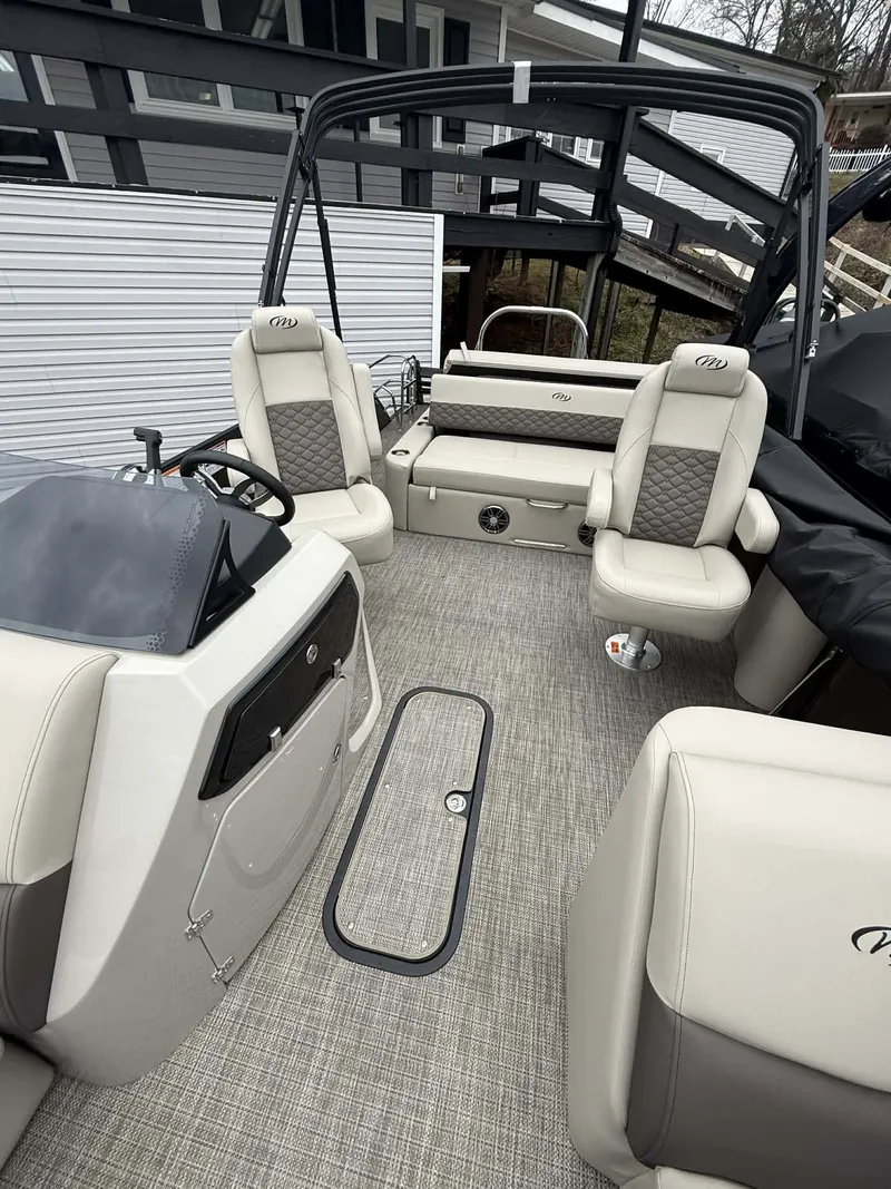 Slide: The Image of Interior of 2026 Manitou 23 Encore SLVPII pontoon boat. - 19