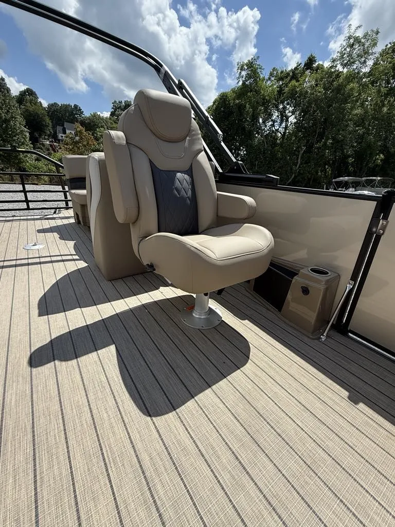 Slide: The Image of Luxurious seat on Starcraft SLS-3 boat, 2025 model, with modern design. - 14