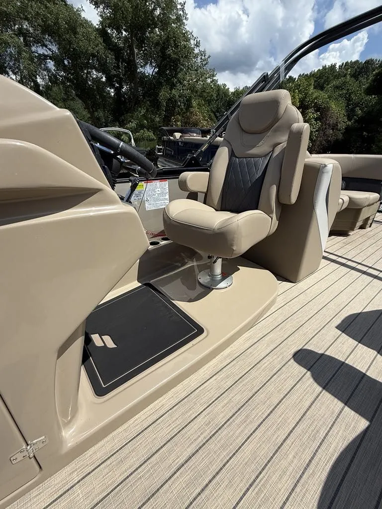 Slide: The Image of Starcraft SLS-3 2025 boat helm with luxurious captain's chair. - 6