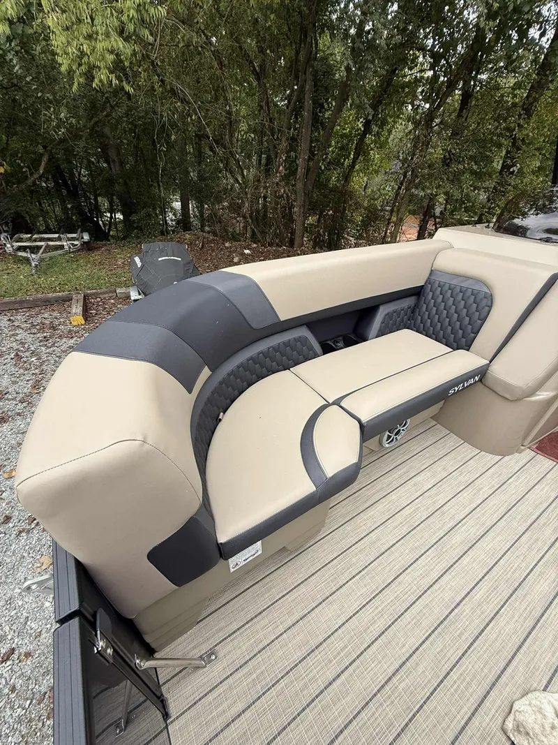 Slide: The Image of Sylvan L-3 DLZ 2026 boat seating with cushioned design. - 4