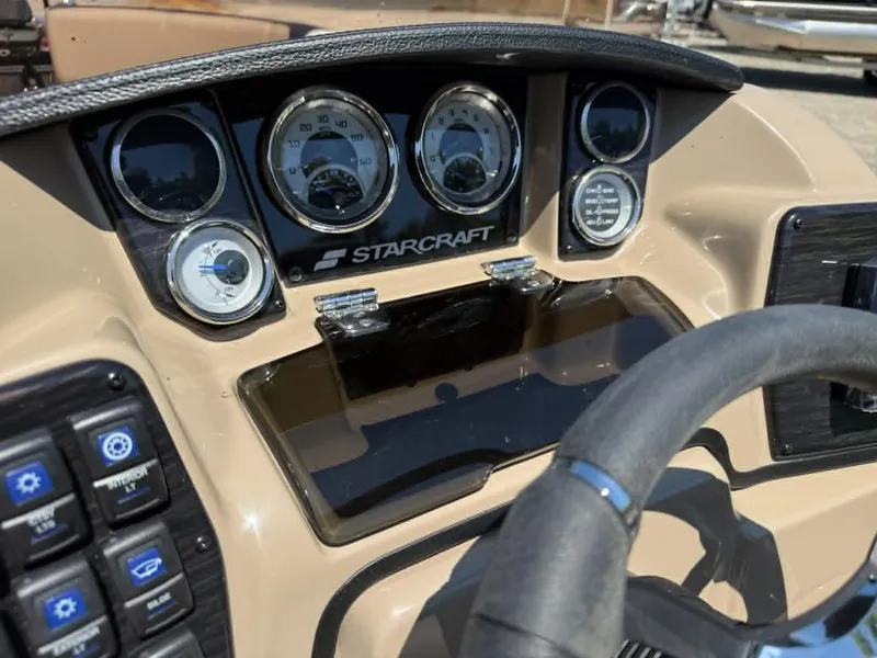 Slide: The Image of Dashboard of Starcraft SLS-3 boat, model year 2025. - 18