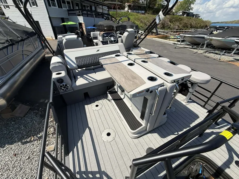 Slide: The Image of Starcraft SLS-3 DL DH Bar 2026 on a dock. - 20