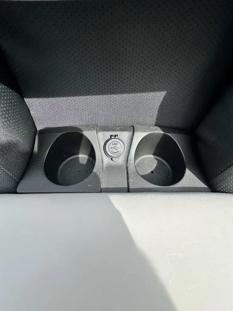 Slide: The Image of Starcraft CX 23 Q DH 2024 cup holders with USB port. - 10