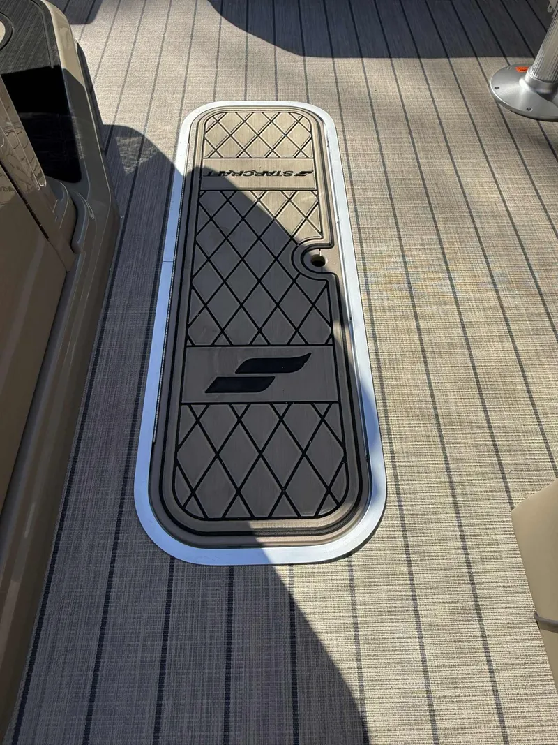 Slide: The Image of Starcraft EXS-3 DL 2026 boat hatch on deck. - 12