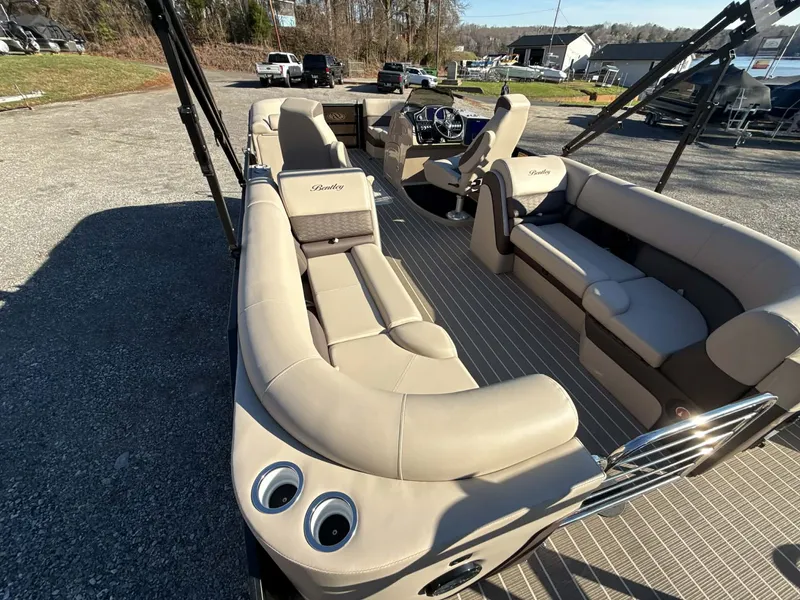 Slide: The Image of Interior of Bentley Pontoons Elite 223 Admiral 2026. - 18