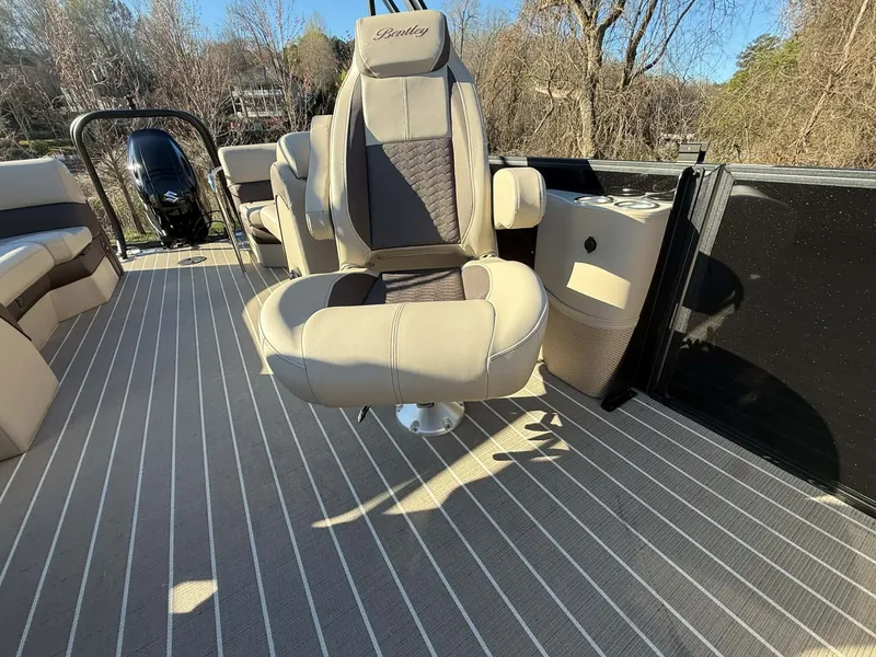 Slide: The Image of Interior of 2026 Bentley Pontoons Elite 223 Admiral with luxurious seating. - 20