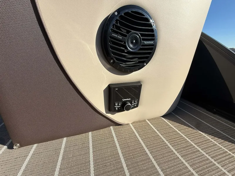 Slide: The Image of Speaker and control panel in Bentley Pontoons Elite 223 Admiral 2026. - 24