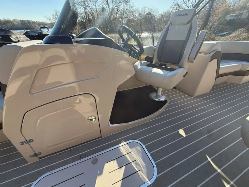 Slide: The Image of Interior of the 2026 Bentley Pontoons Elite 223 Admiral. - 28