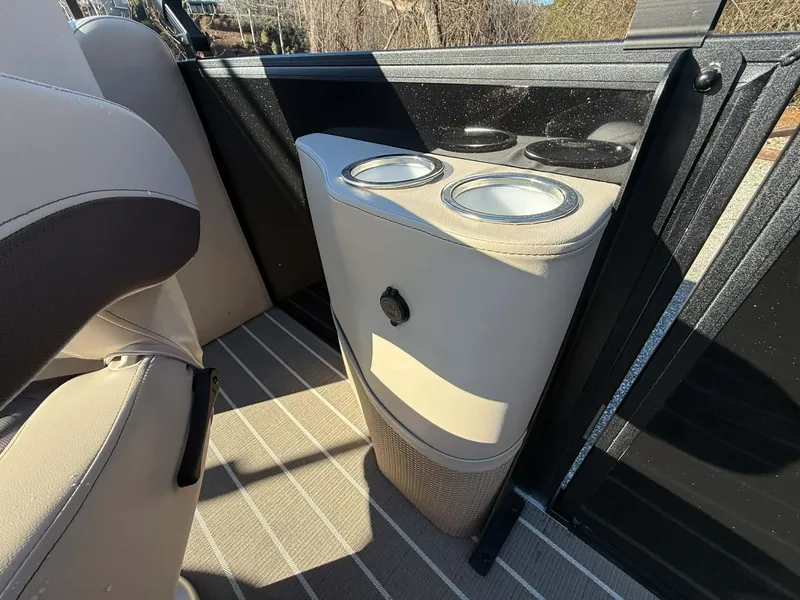 Slide: The Image of Interior of 2026 Bentley Pontoons Elite 223 Admiral with cup holders. - 30