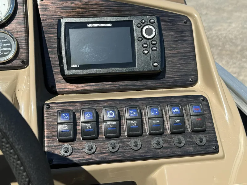 Slide: The Image of Sylvan Mirage 8522 Party Fish 2025 dashboard with Humminbird Helix 5. - 16