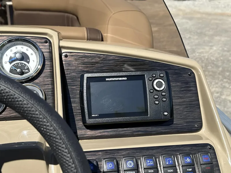 Slide: The Image of Dashboard of Sylvan Mirage 8522 Party Fish 2025 with Humminbird Helix 5. - 8