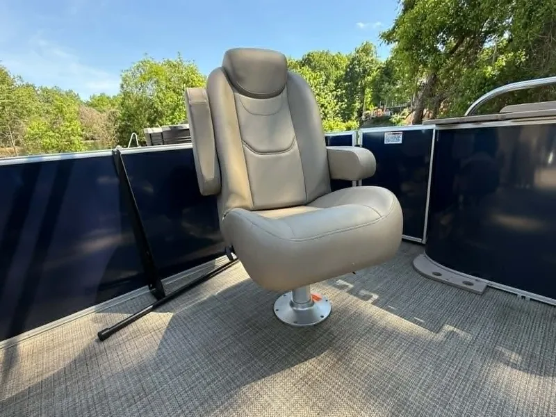 Slide: The Image of Comfortable seat on Sylvan Mirage 8522 Party Fish 2025 boat. - 9