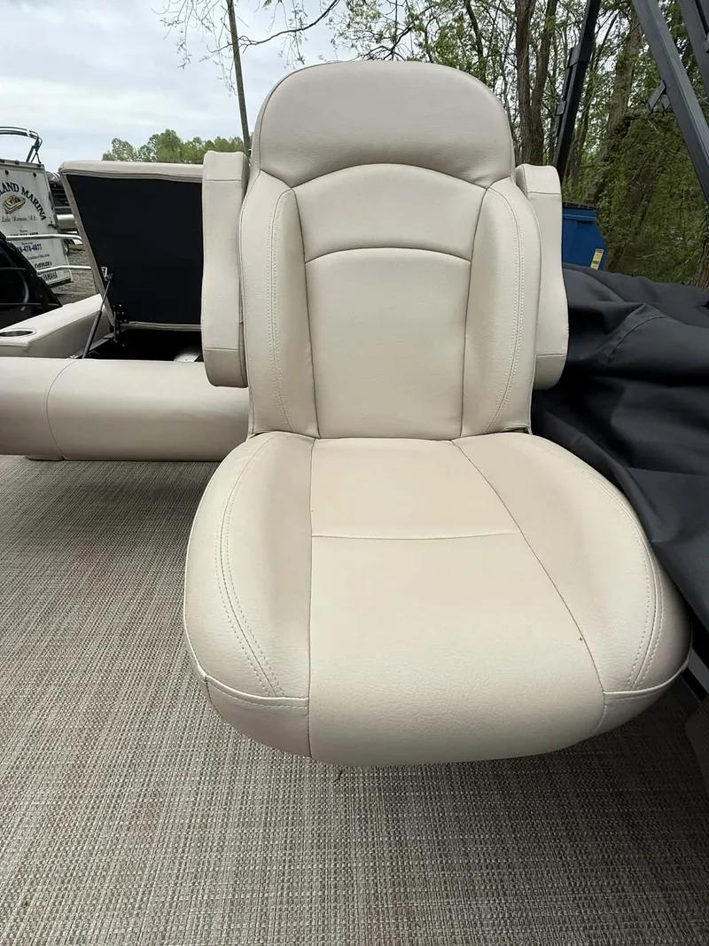 Slide: The Image of 2023 Bentley Pontoons Legacy 243 Swingback seat in cream. - 5