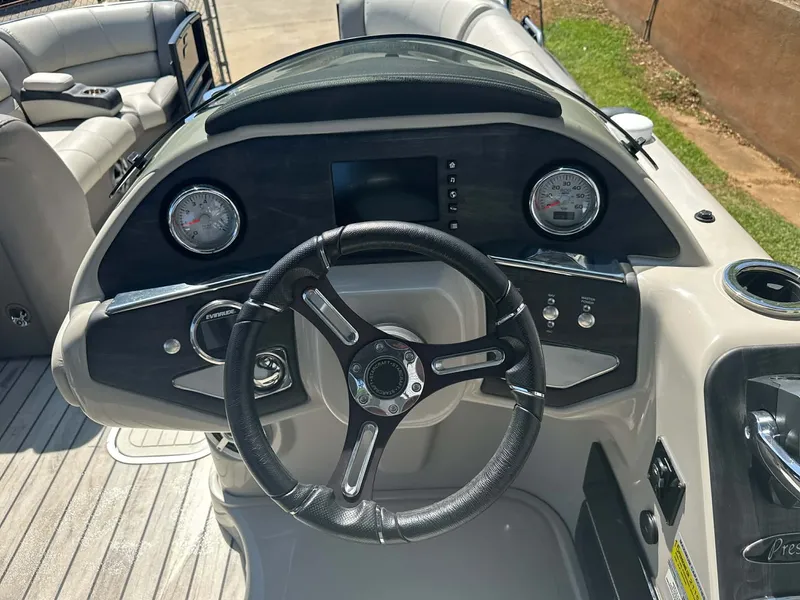 Slide: The Image of Steering console of a 2017 Starcraft MX 25 boat. - 18