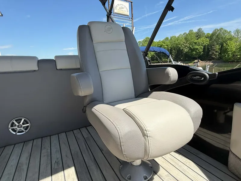 Slide: The Image of Comfortable seat on a 2017 Starcraft MX 25 boat. - 22