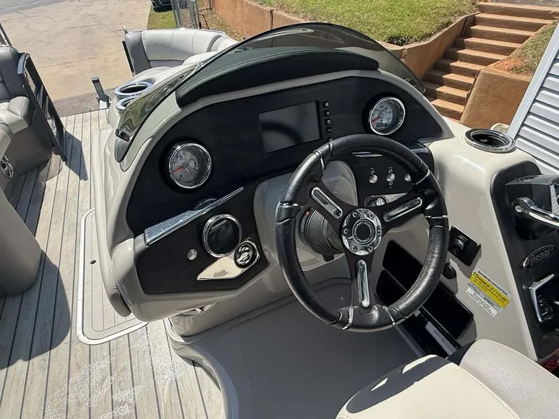 Slide: The Image of Cockpit of a 2017 Starcraft MX 25 pontoon boat. - 4
