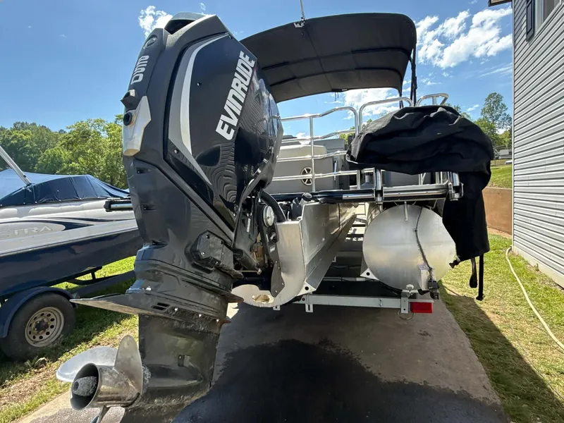 Slide: The Image of 2017 Starcraft MX 25 boat with Evinrude outboard motor. - 6