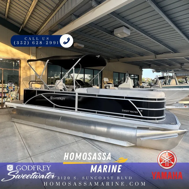The Image of Sweetwater SW2086CSE pontoon boat at Homosassa Marine, Yamaha logo visible. - 1