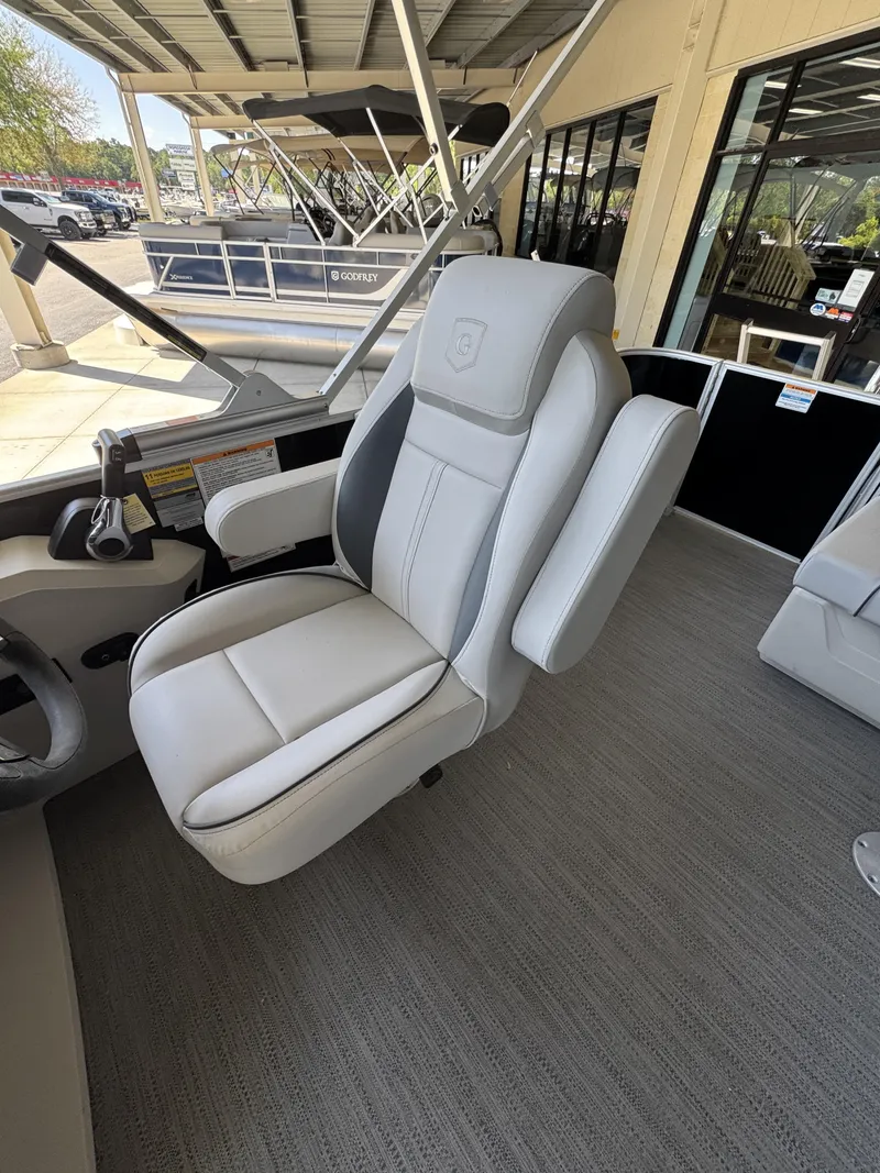 Slide: The Image of Luxurious seat in Sweetwater SW2086CSE boat, model year 2026. - 22