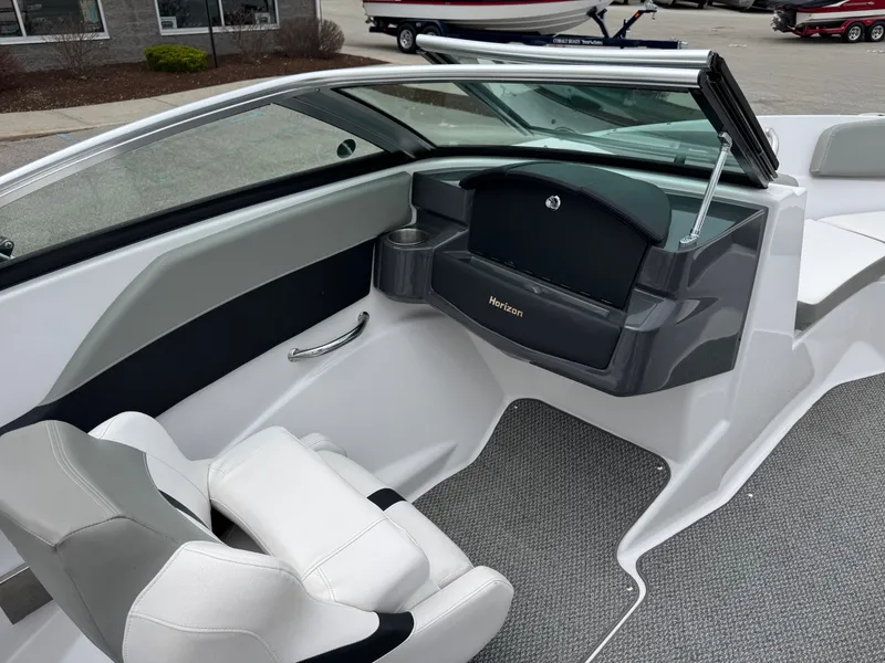 Slide: The Image of Interior of a 2016 Four Winns 190 Horizon boat. - 10